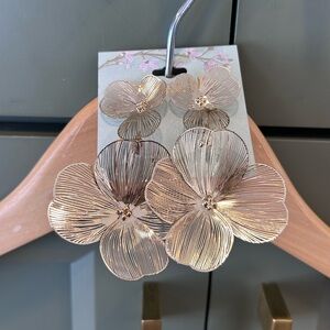 Lonna & Lilly Large Gold Flower Earrings